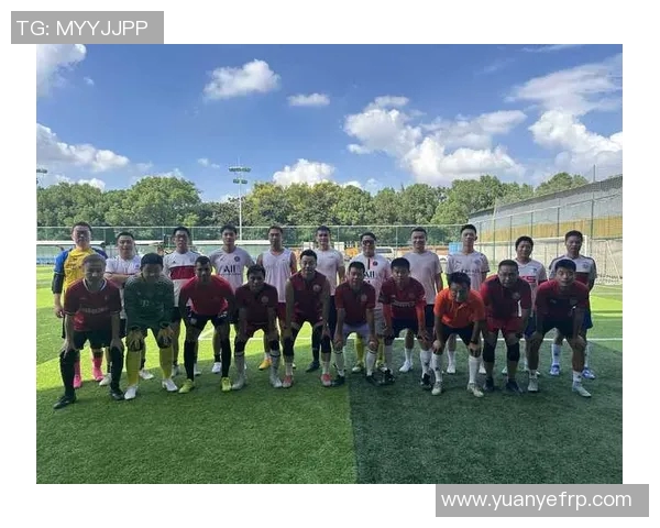 球星走进校园亲自指导同学体验足球魅力感受团队合作精神